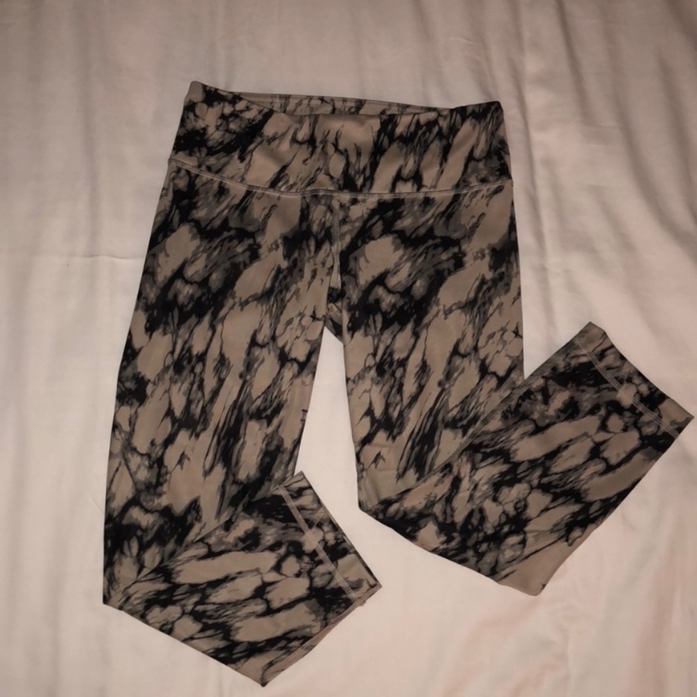 Never worn Lululemon cropped leggings